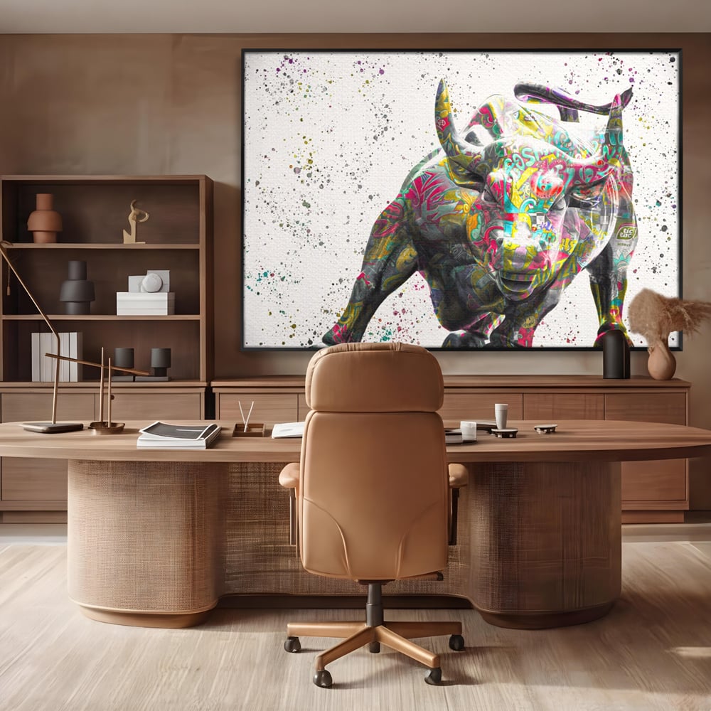 Tablou canvas cu tablou canvas cu taur colorat, in rama de aluminiu negru, pe perete intr-un birou
